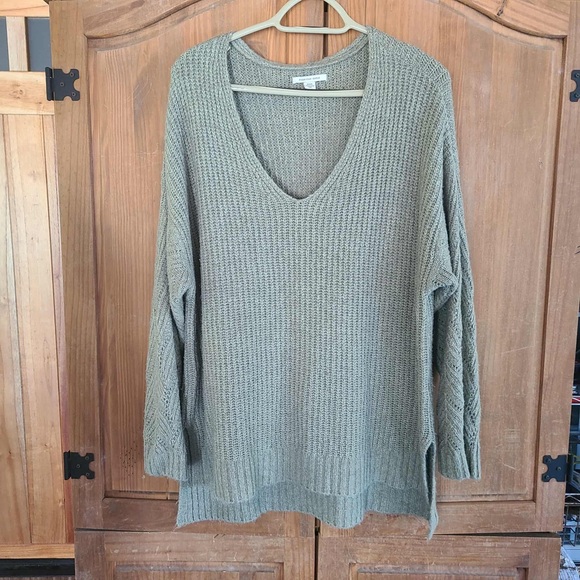American Eagle Outfitters V-Neck Sweater Sage Green With High Low Hem - Picture 1 of 5